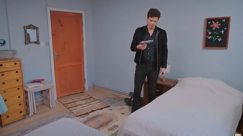 Ege znajduje pistolet w pokoju Cihana.