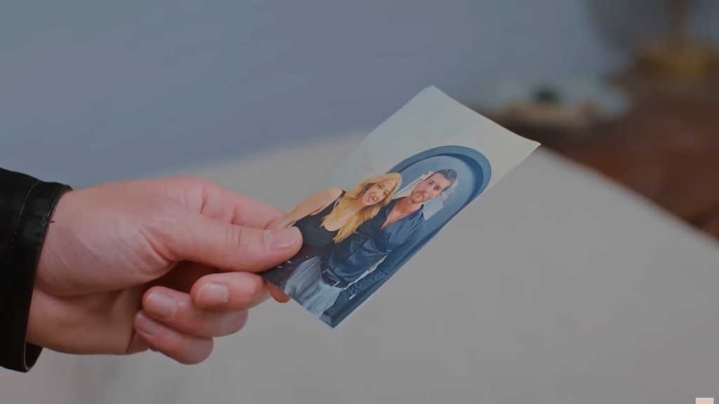 Zdjęcie Sedy i Cihana w ręku Egego.