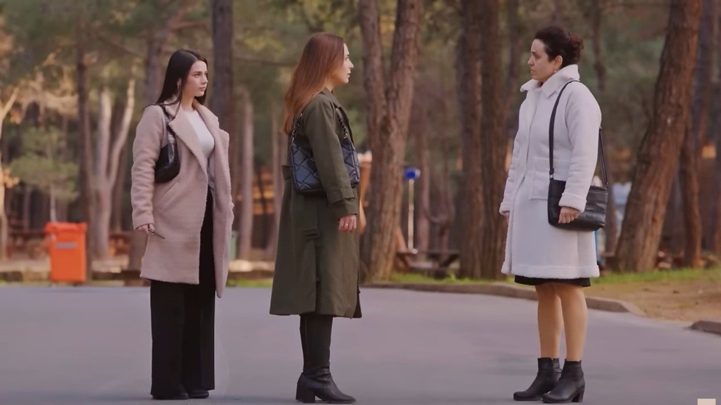 Scena w parku. Sila stoi z Cavidan twarzą w twarz. Za jej plecami stoi Bahar, ściskając w dłoni nóż.