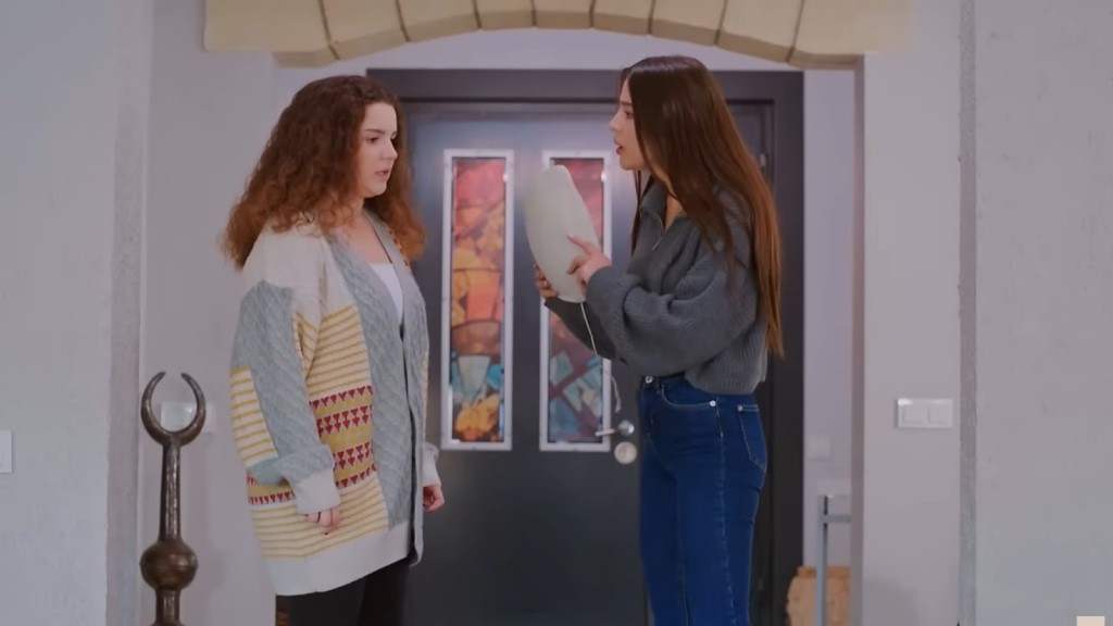 Zeynep trzyma w rękach silikonową atrapę brzucha ciążowego. Stoi przed Melis, żądając wyjaśnień.