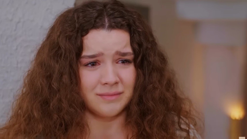 Zbliżenie na zapłakaną twarz Melis.