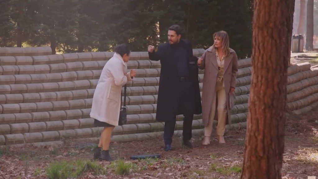 Kuzey wymierza palec wskazujący w Cavidan, stojąc obok Feraye.