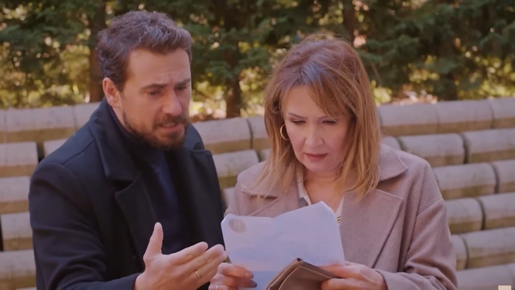 Kuzey pokazuje Feraye kartkę z wynikiem badania DNA.