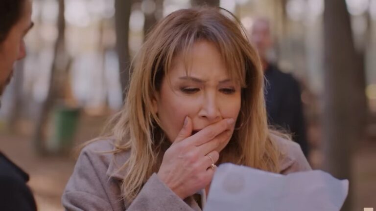 Feraye jest wstrząśnięta, gdy patrzy na kartkę z wynikiem badania DNA.