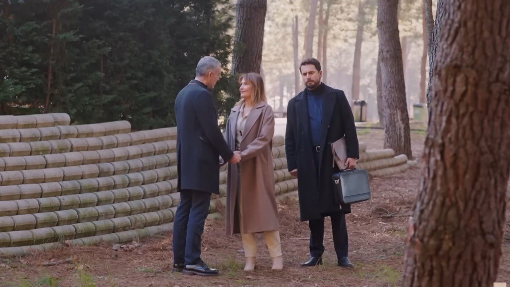 Bulent stoi naprzeciwko żony, ujmuje jej dłonie i patrzy jej prosto w oczy. Obok stoi Kuzey.