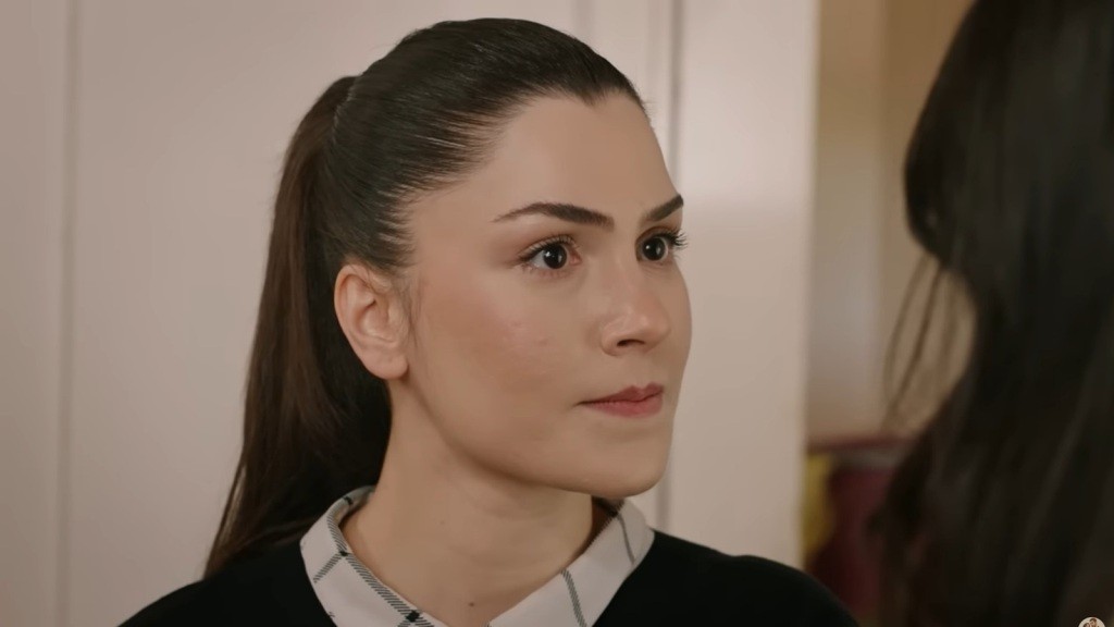 Arzu patrzy w twarz Gozde.