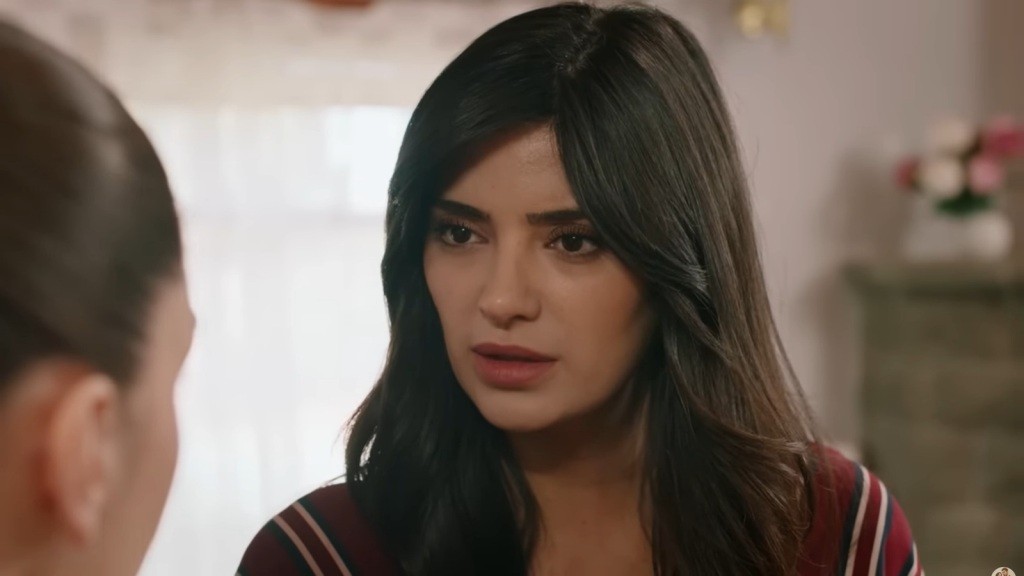 Gözde wpatruje się w oczy Arzu, a na jej twarzy maluje się wyraźne napięcie.