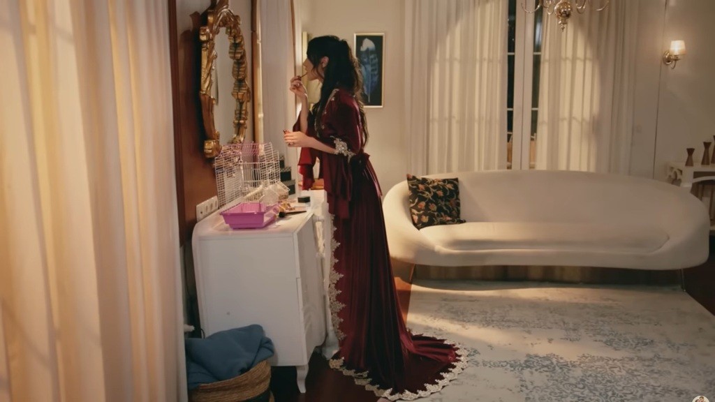 Zeynep maluje się przed lustrem.