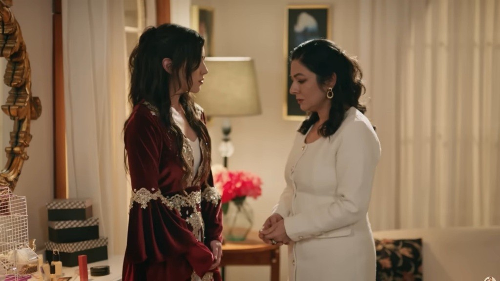 Tulay pochyla głowę, stojąc przed Zeynep.