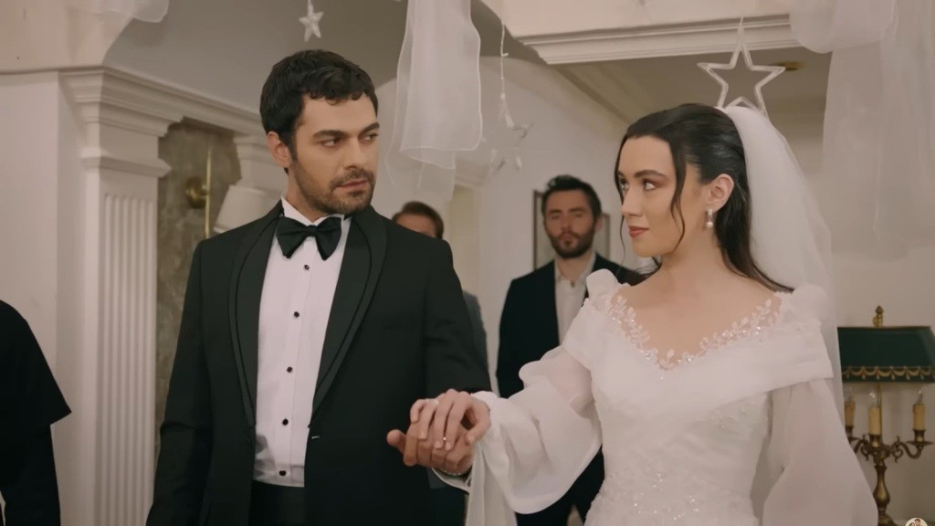 Halil i Zeynep patrzą sobie w oczy, gotowi do tańca.