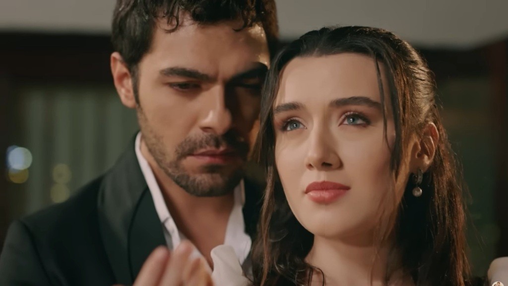 Halil i Zeynep stoją blisko siebie, otoczeni romantyczna atmosferą.