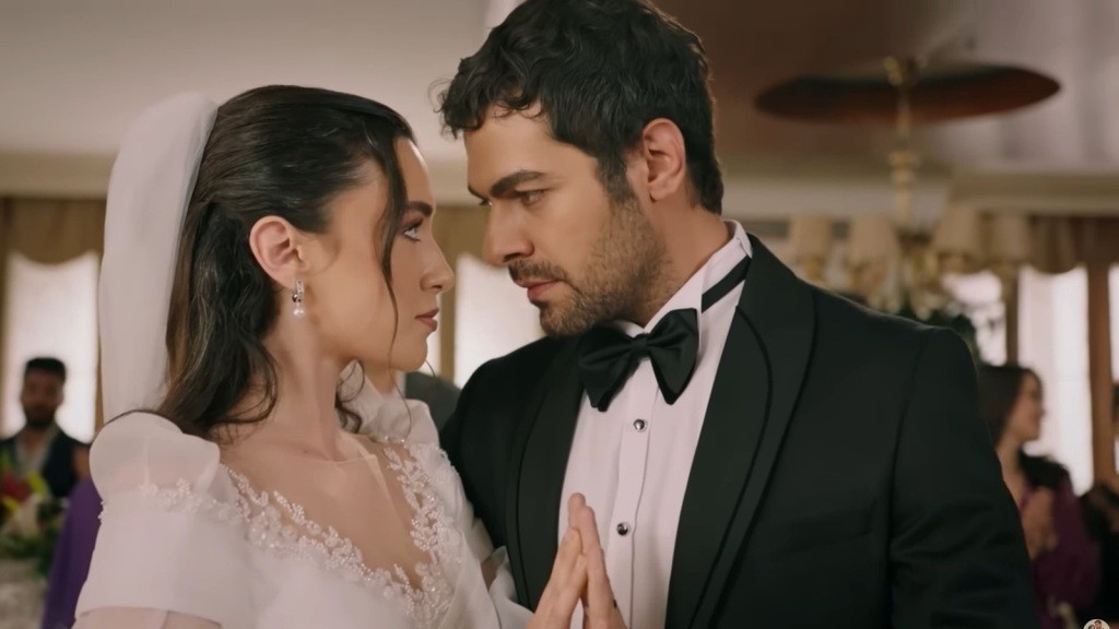 Halil i Zeynep tańczą, patrząc sobie głęboko w oczy, dzieląc tę intymną chwilę z bliskiej odległości.