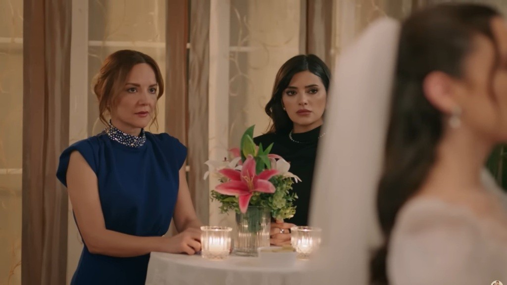 Twarze Songul i Gozde przybierają ponury wyraz, gdy Halil i Zeynep tańczą.