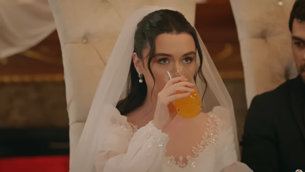 Zeynep pije sok pomarańczowy.