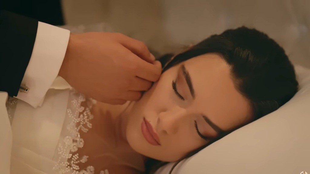 Halil muska dłonią policzek śpiącej Zeynep.