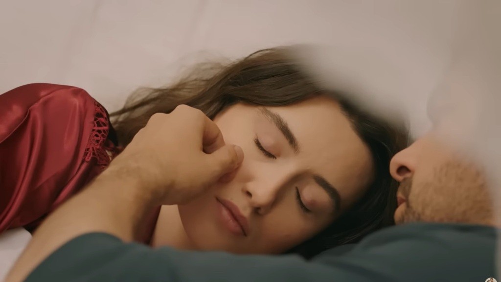 Halil dotyka policzka śpiącej Zeynep.