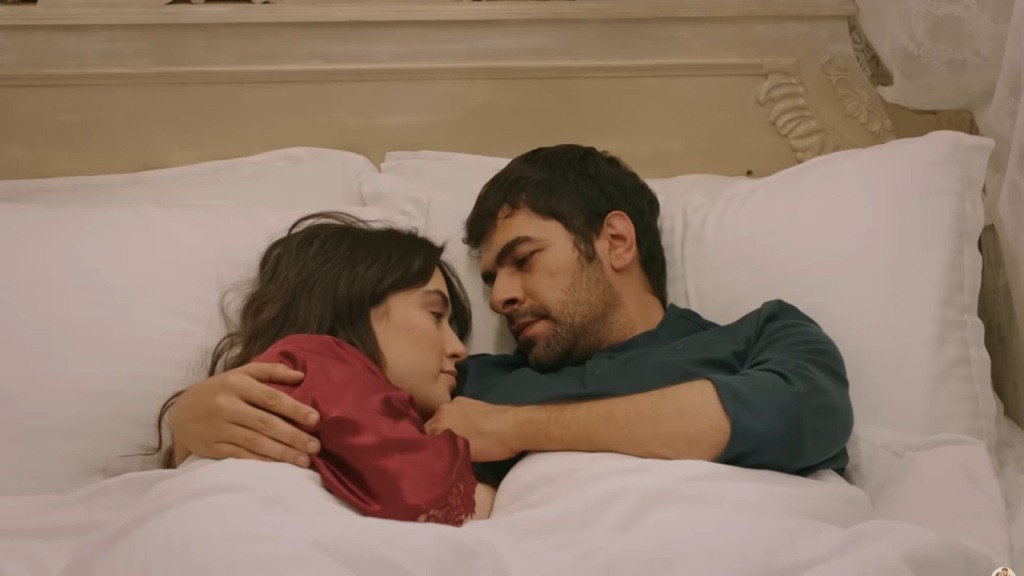 Halil obejmuje Zeynep w łóżku.