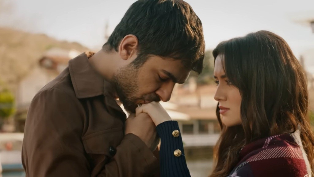 Halil całuje dłoń Zeynep.