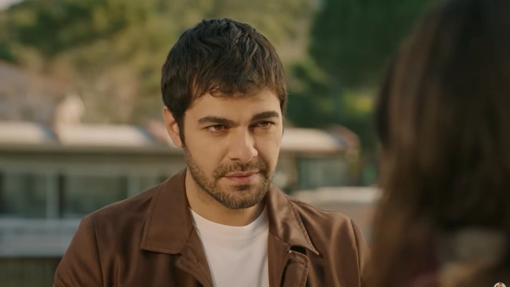 Halil patrzy na siedzącą naprzeciwko Zeynep.