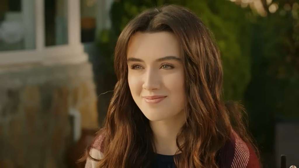 Zeynep uśmiecha się pogodnie.