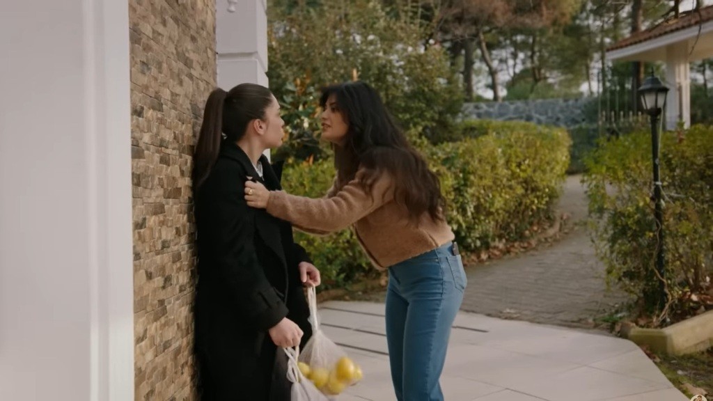 Gozde atakuje Arzu, przyciskając ją do ściany rezydencji.