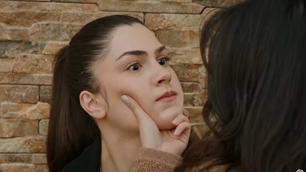 Gozde ściska brodę Arzu.