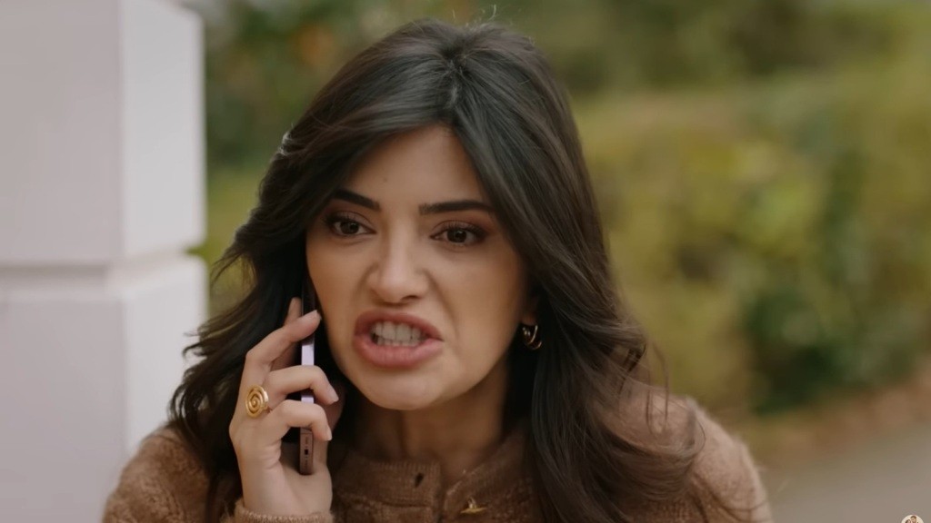 Gozde krzyczy do telefonu. Jej twarz wyraża wściekłość.