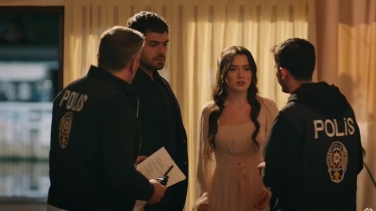 W pokoju hotelowym zjawiają się policjanci.