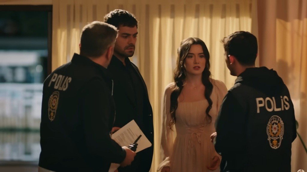 W pokoju hotelowym zjawiają się policjanci.