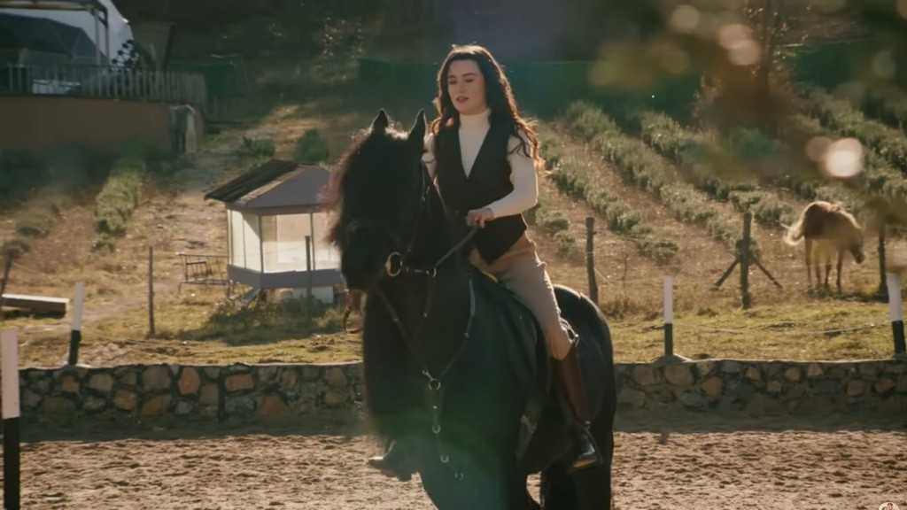 Zeynep jeździ konno.