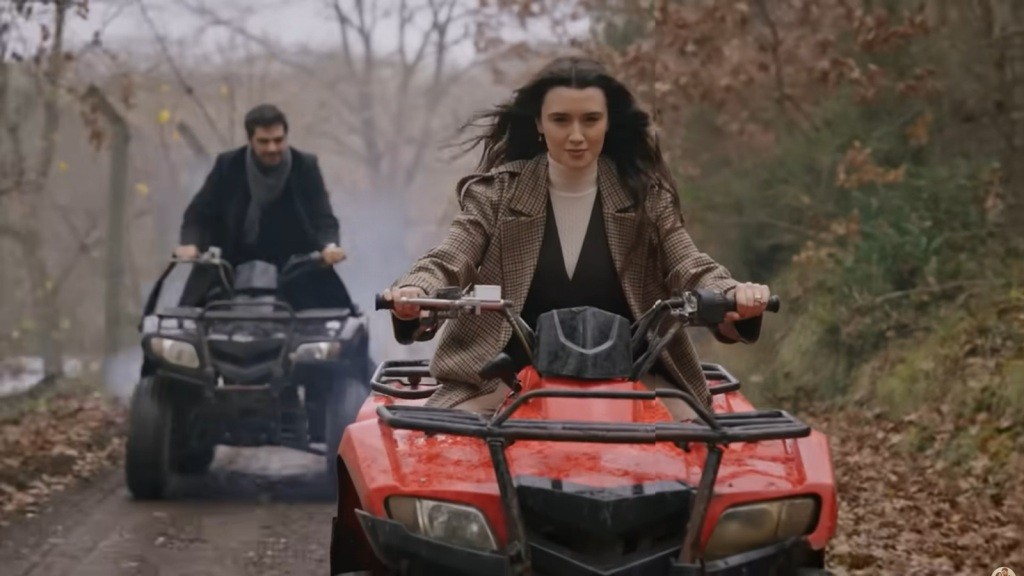 Zeynep i Halil ścigają się na quadach. Ona jest na prowadzeniu.