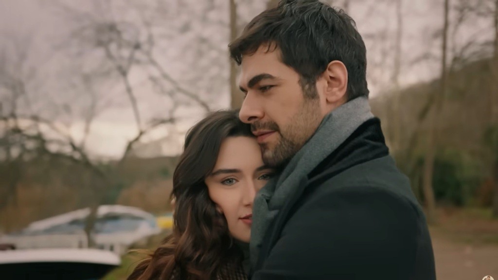 Halil obejmuje Zeynep. Ona przytula głowę do jego płaszcza.