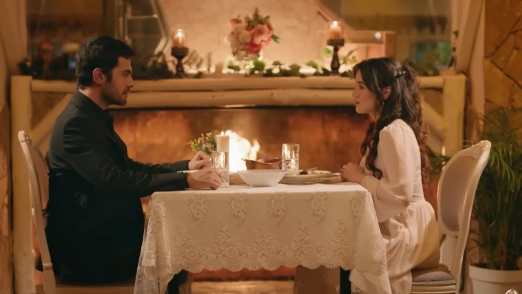 Halil i Zeynep siedzą przy stoliku w restauracji.