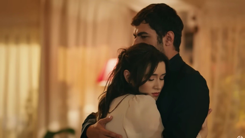 Zeynep przytula się do Halila.