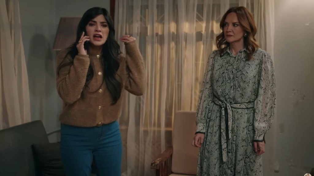 Sfrustrowana Gozde rozmawia przez telefon, krzycząc i gestykulując emocjonalnie. Obok stoi Songul.