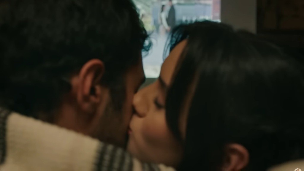 Zeynep całuje Halila.