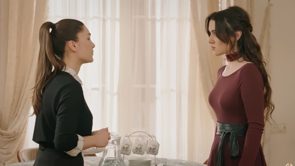 Arzu rozmawia z Zeynep w kuchni.