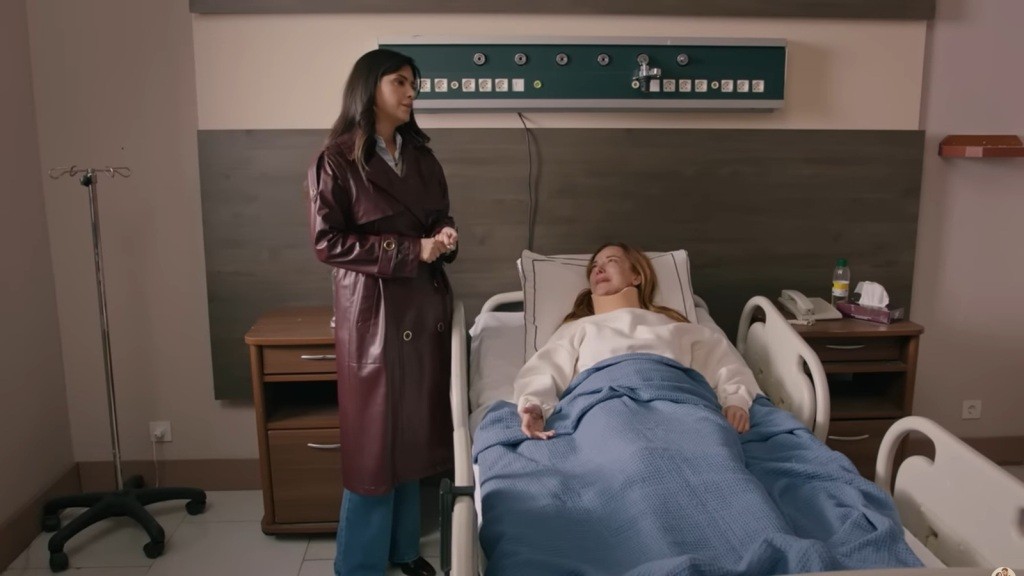 Songul patrzy z rozpaczą na stojącą przy jej łóżku Gozde.