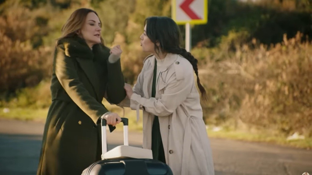 Zeynep chwyta Songul za ramię, zatrzymując ją na drodze.