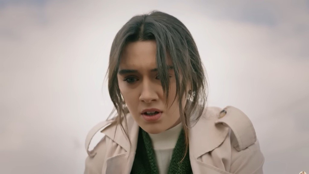 Zeynep pochyla się, a jej twarz jest blada jak śnieg.