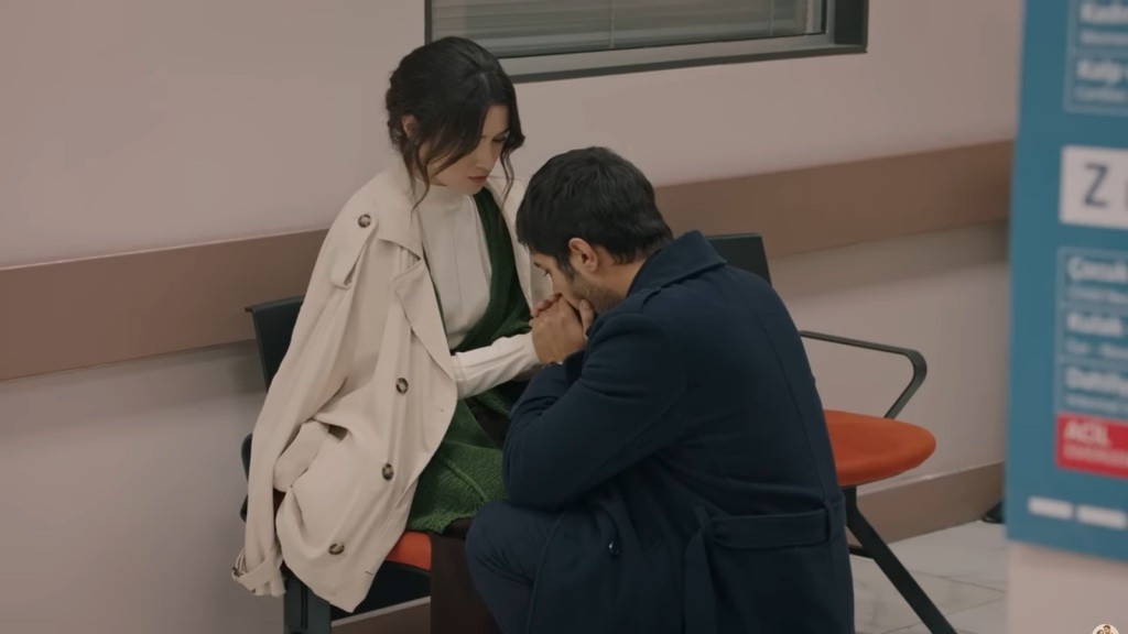 Halil kuca przed Zeynep i całuje jej dłonie.