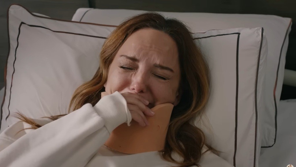 Songul jest załamana. Na szyi ma założony gorset ortopedyczny.