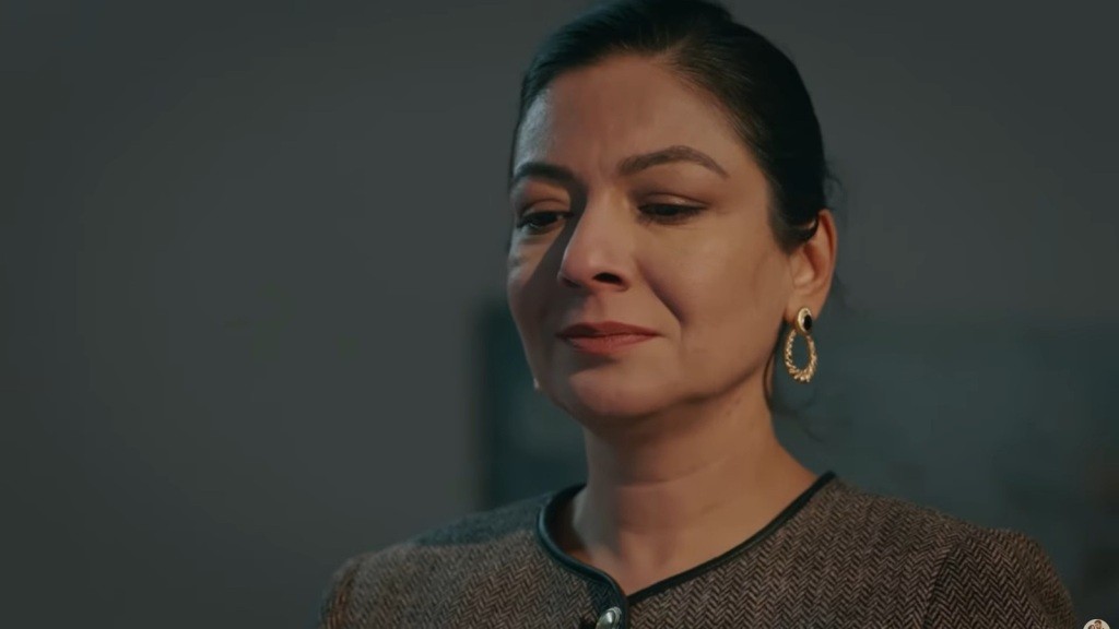 Tulay spogląda z góry z triumfującym uśmieszkiem.