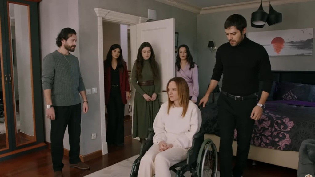 Songul wraca do swojego pokoju w rezydencji.