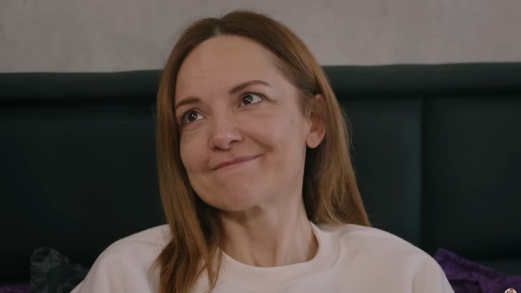 Songul uśmiecha się.