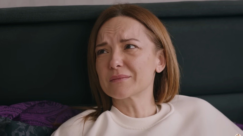 Songul jest zrozpaczona.