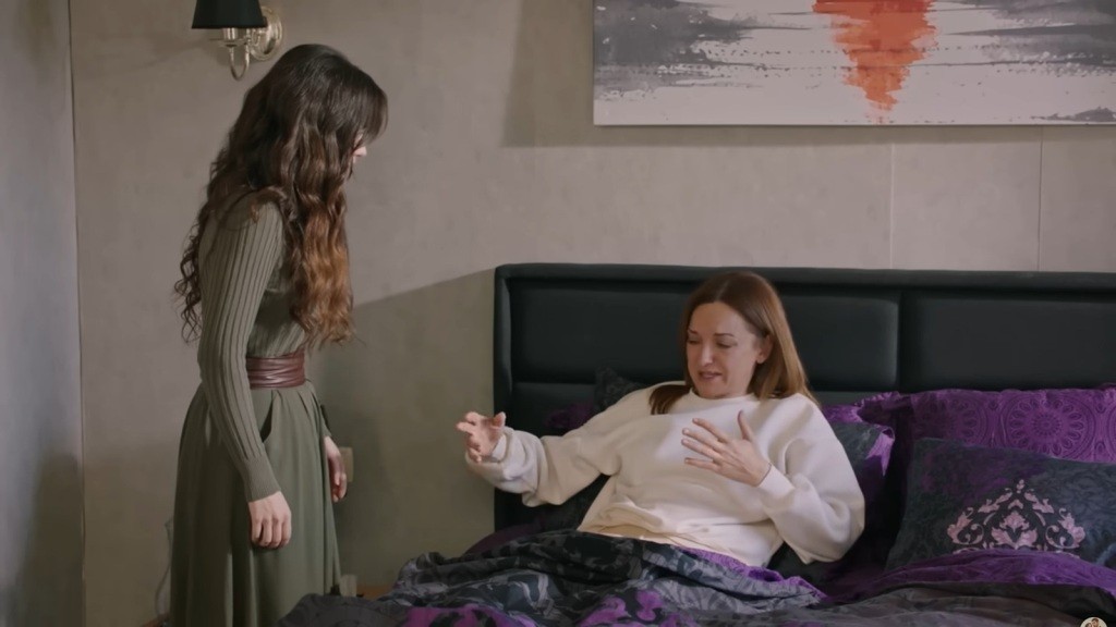 Zeynep stoi przy łóżku Songul.