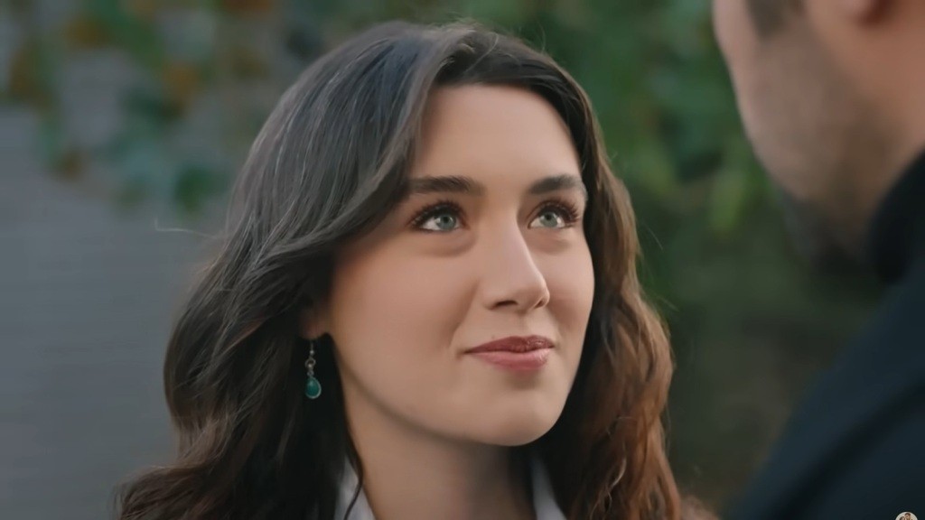 Zeynep z uśmiechem patrzy w oczy Halila.