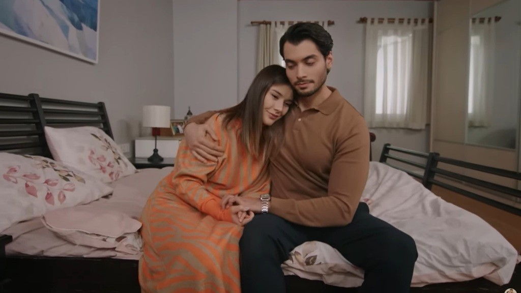 Eren obejmuje Selmę.