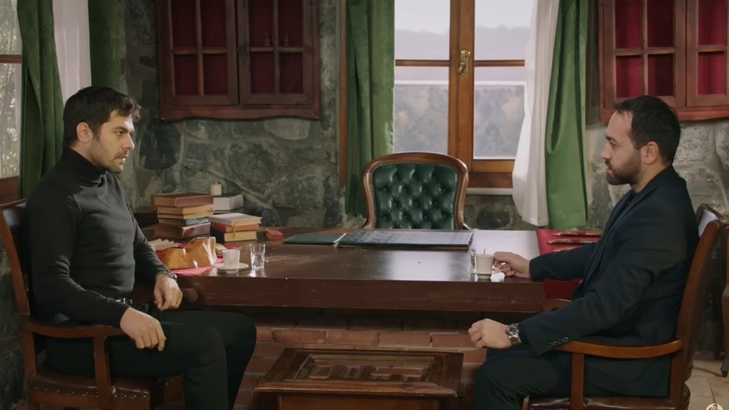 Halil i Serdar rozmawiają w pracowni.